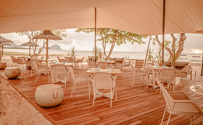 Lounge und Aussenrestaurat im Maradiva Villas Resort & Spa Flic En Flac