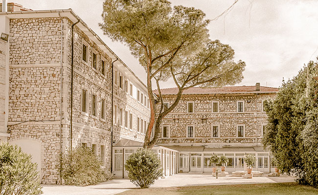 Aussenansicht auf das historische Hauptgebäude der Terme di Saturnia, Italien